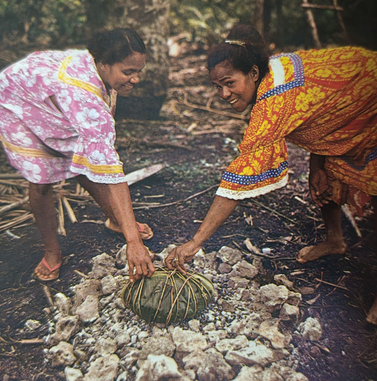 bougna île Ouen 1980 deux femmes kanak posent paquet sur pierres chaudes four traditionnel Nouvelle-Calédonie