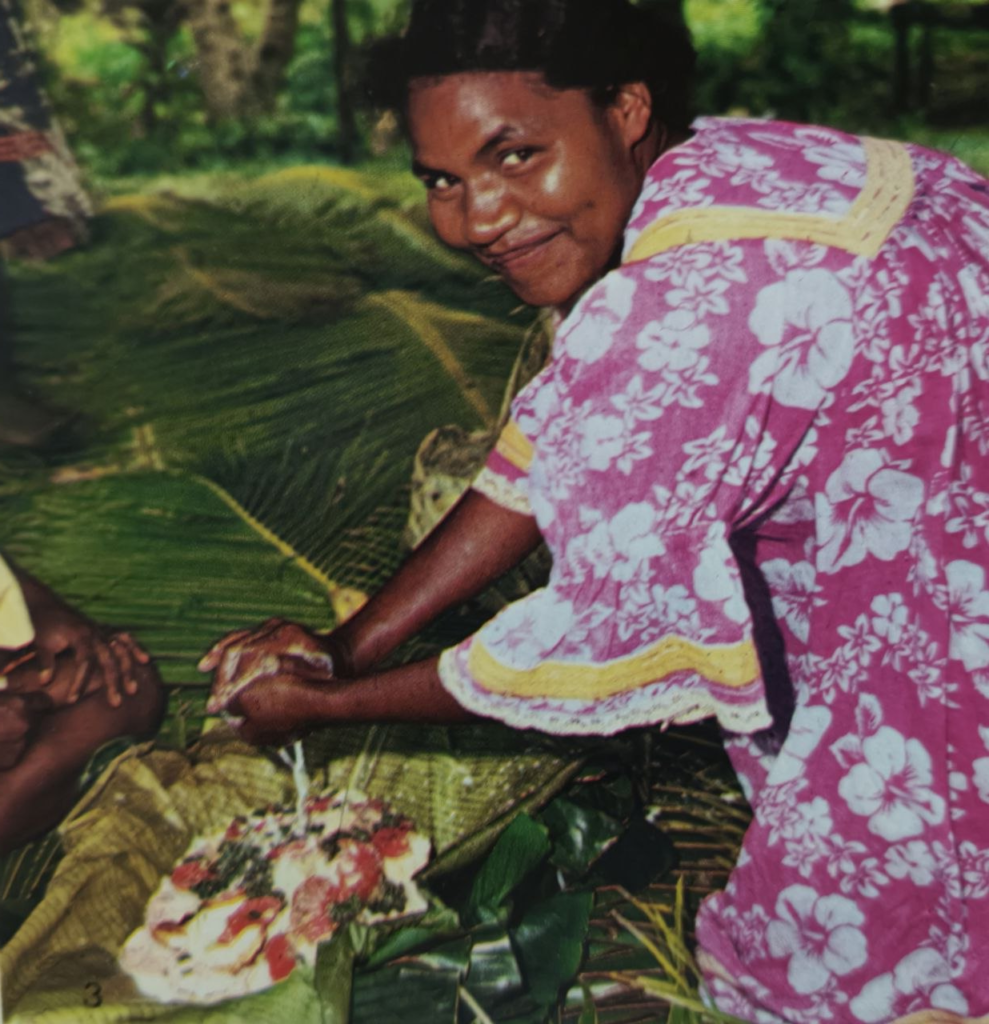 bougna île Ouen 1980 femme kanak dispose ingrédients feuilles bananier cuisine traditionnelle Nouvelle-Calédonie