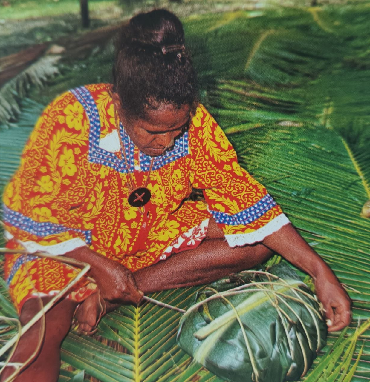 bougna île Ouen 1980 femme kanak ficelle paquet feuilles bananier cuisson sous terre tradition mélanésienne
