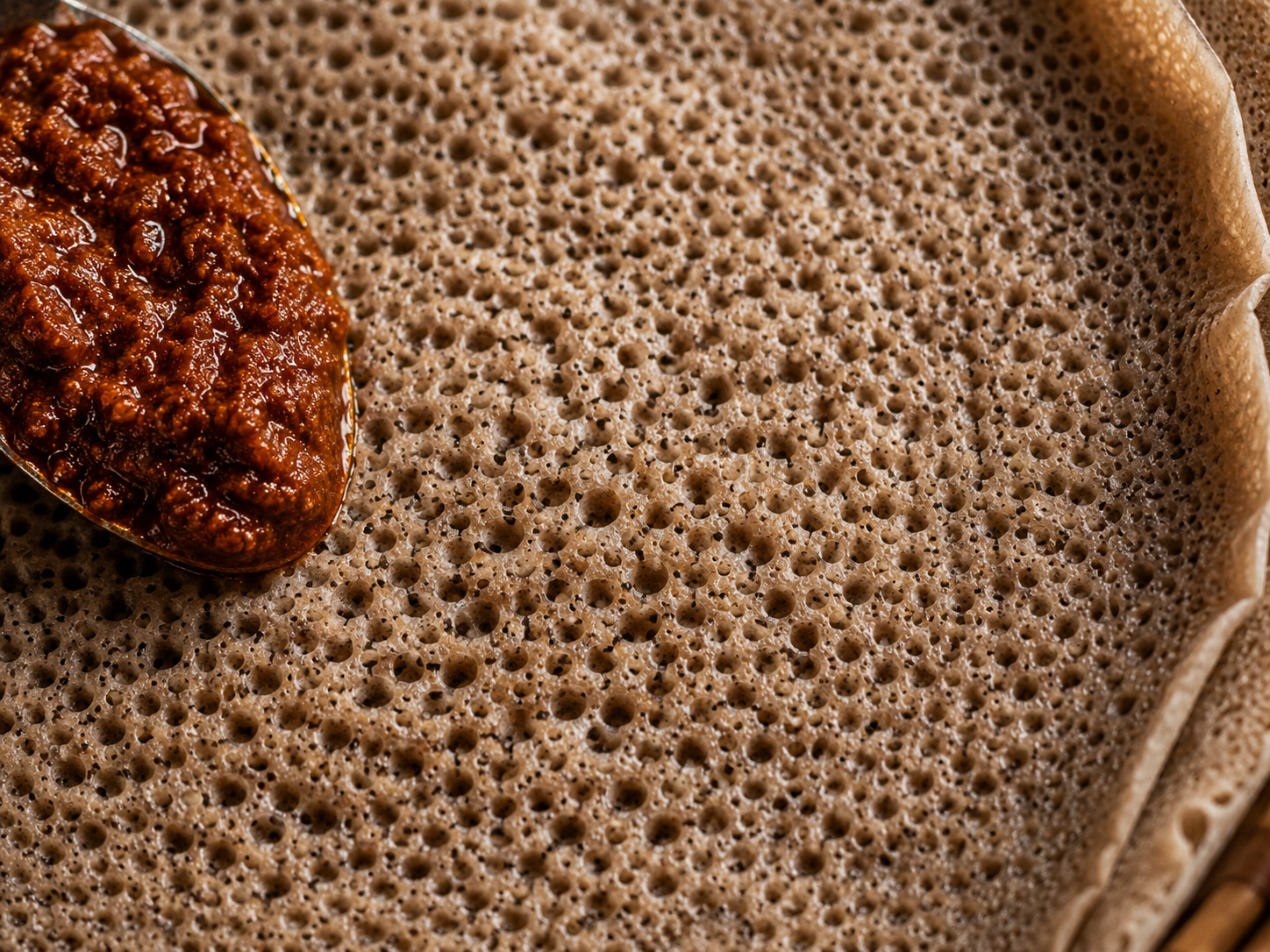 gros plan texture injera ethiopien crepe teff bulles spongieuse