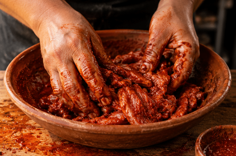 mains preparation marinade achiote rouge porc tacos al pastor