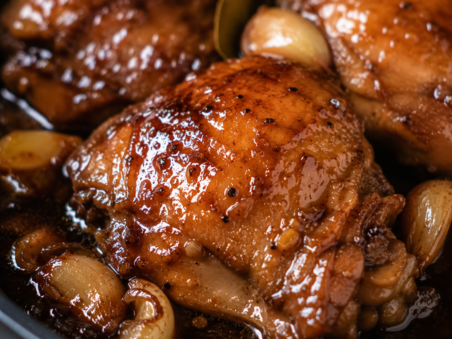 gros plan poulet adobo philippin peau caramelisee sauce brun ambree