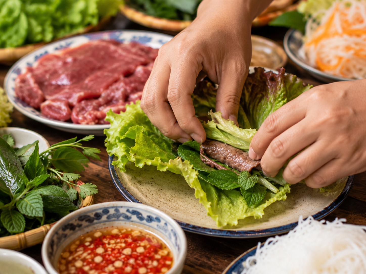 mains qui roulent boeuf herbes feuilles bo 7 mon vietnamien