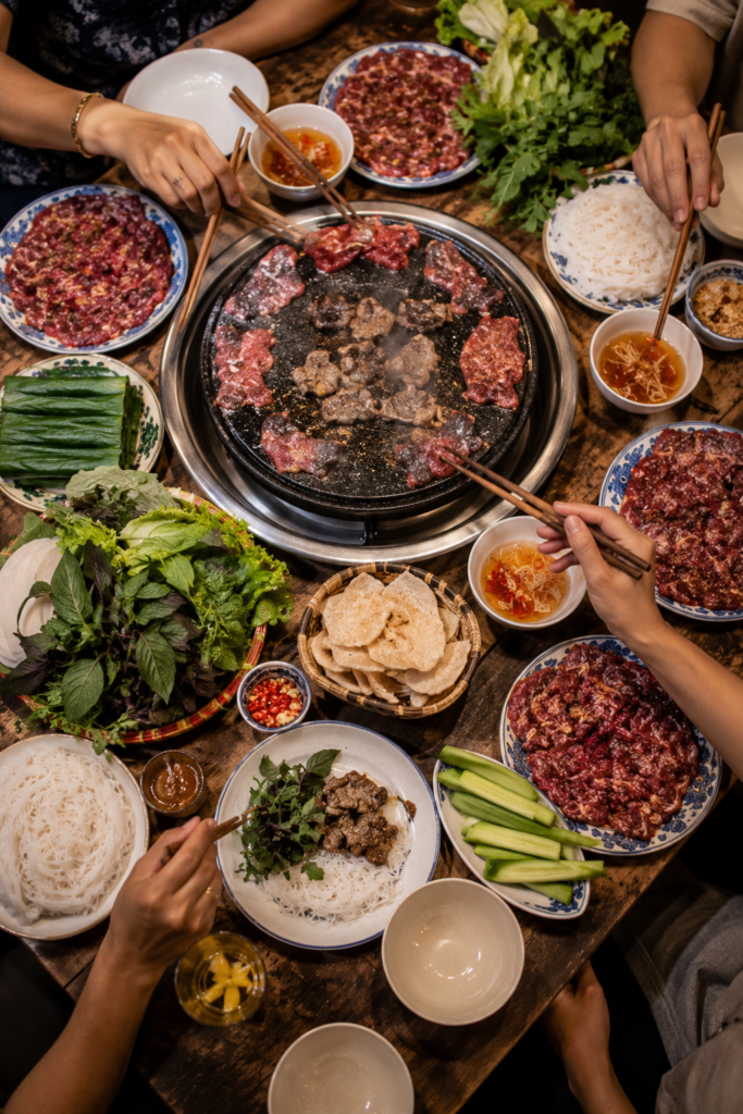 bo 7 mon vietnamien pierrade table fete boeuf herbes nuoc cham