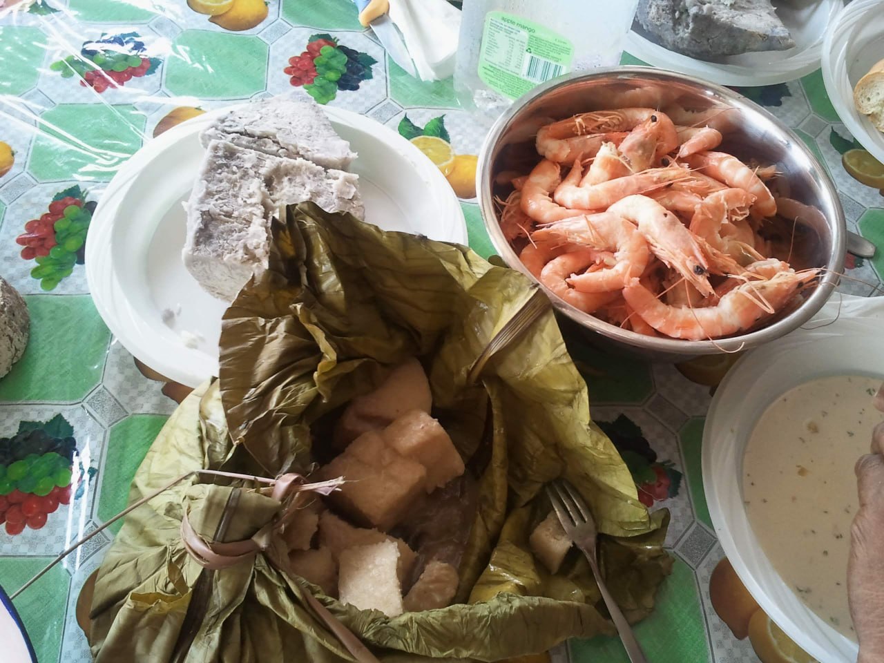 crevettes et accompagnements table familiale wallisienne repas dimanche Pacifique