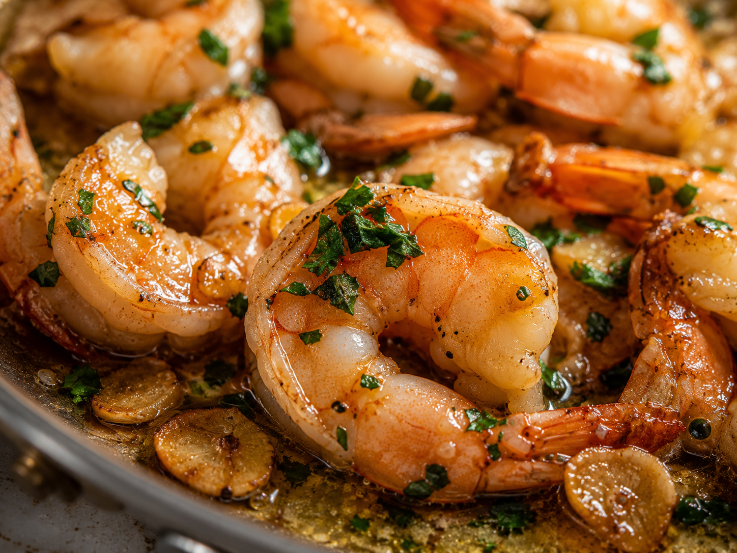 gros plan crevettes sautees ail beurre persil poele cuisson