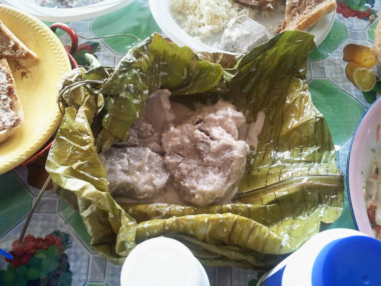 plat dans les feuilles de taro cuisine wallisienne Pacifique tradition cuisson