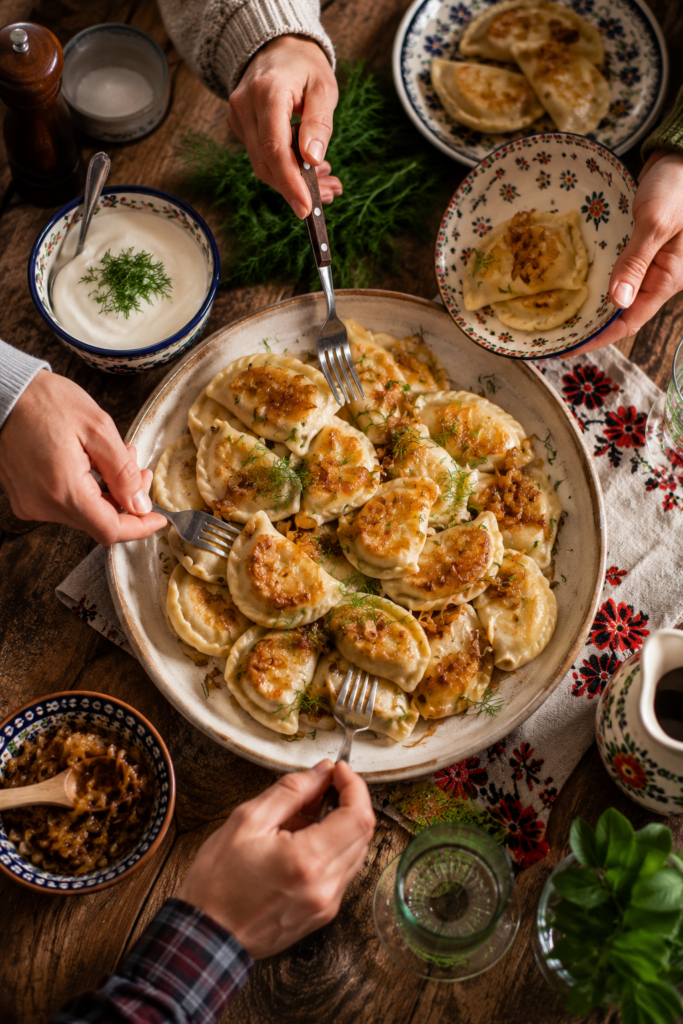 recette pierogi polonais maison plat partage beurre oignons table