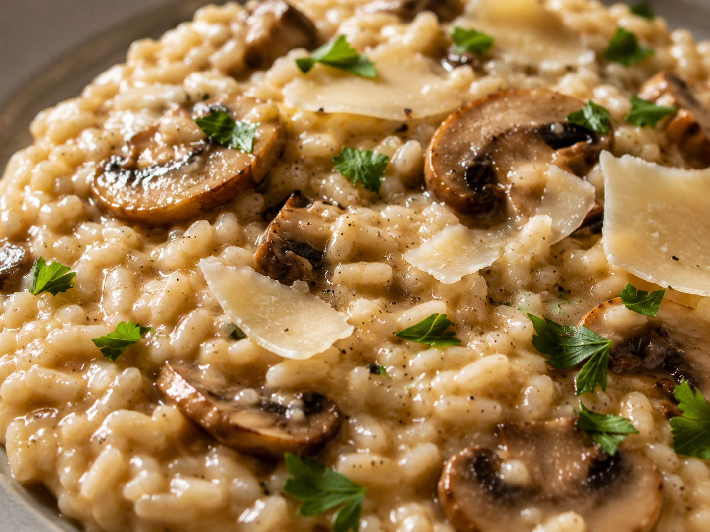 gros plan risotto champignons cremeux parmesan copeaux persil