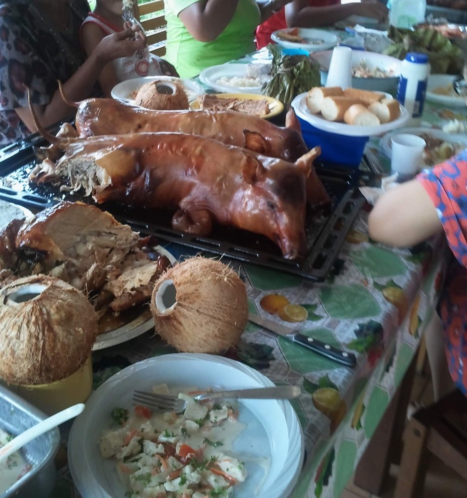 table familiale wallisienne repas du dimanche plats abondants cochons taro Pacifique