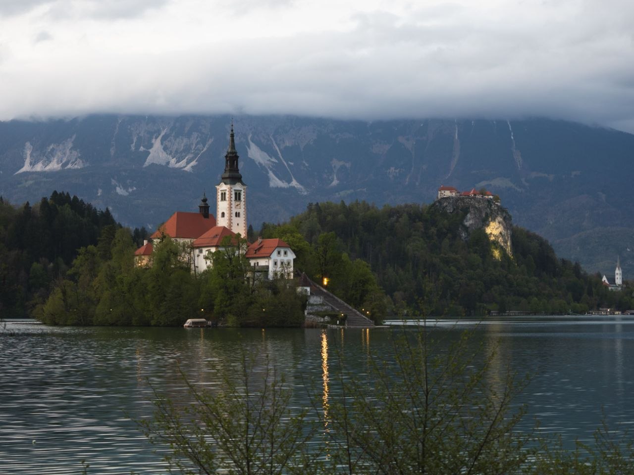 Lac de Bled en Slovénie avec petite île, son église et montagnes en arrière-plan