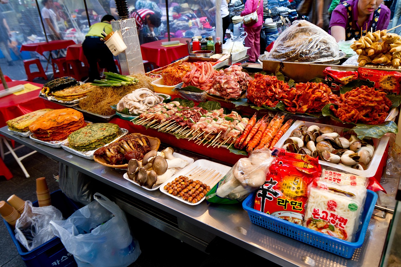 Marché de Séoul avec étals de kimchi traditionnel en jarres