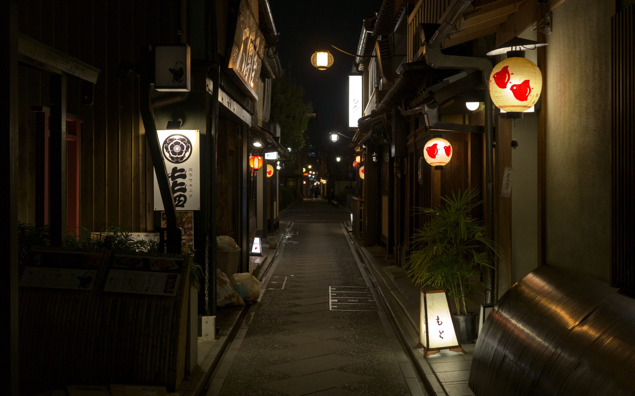 Petit restaurant de nouilles traditionnel dans une ruelle de Kyoto