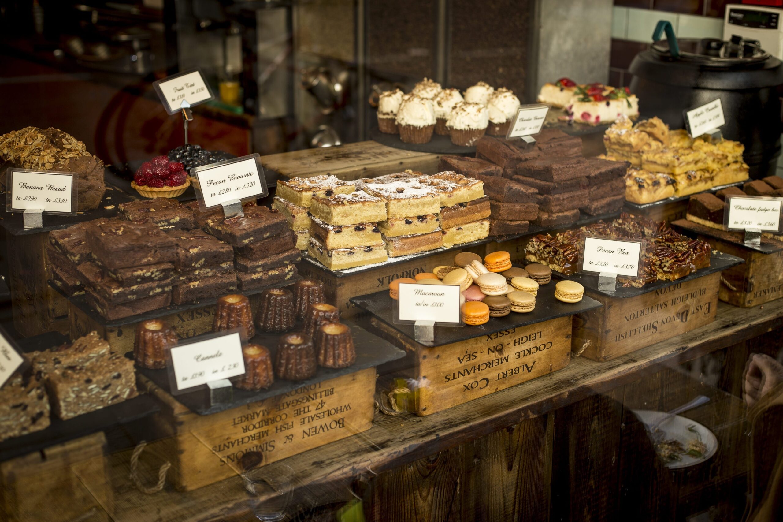 Devanture d'une pâtisserie de quartier à New York avec vitrine de desserts