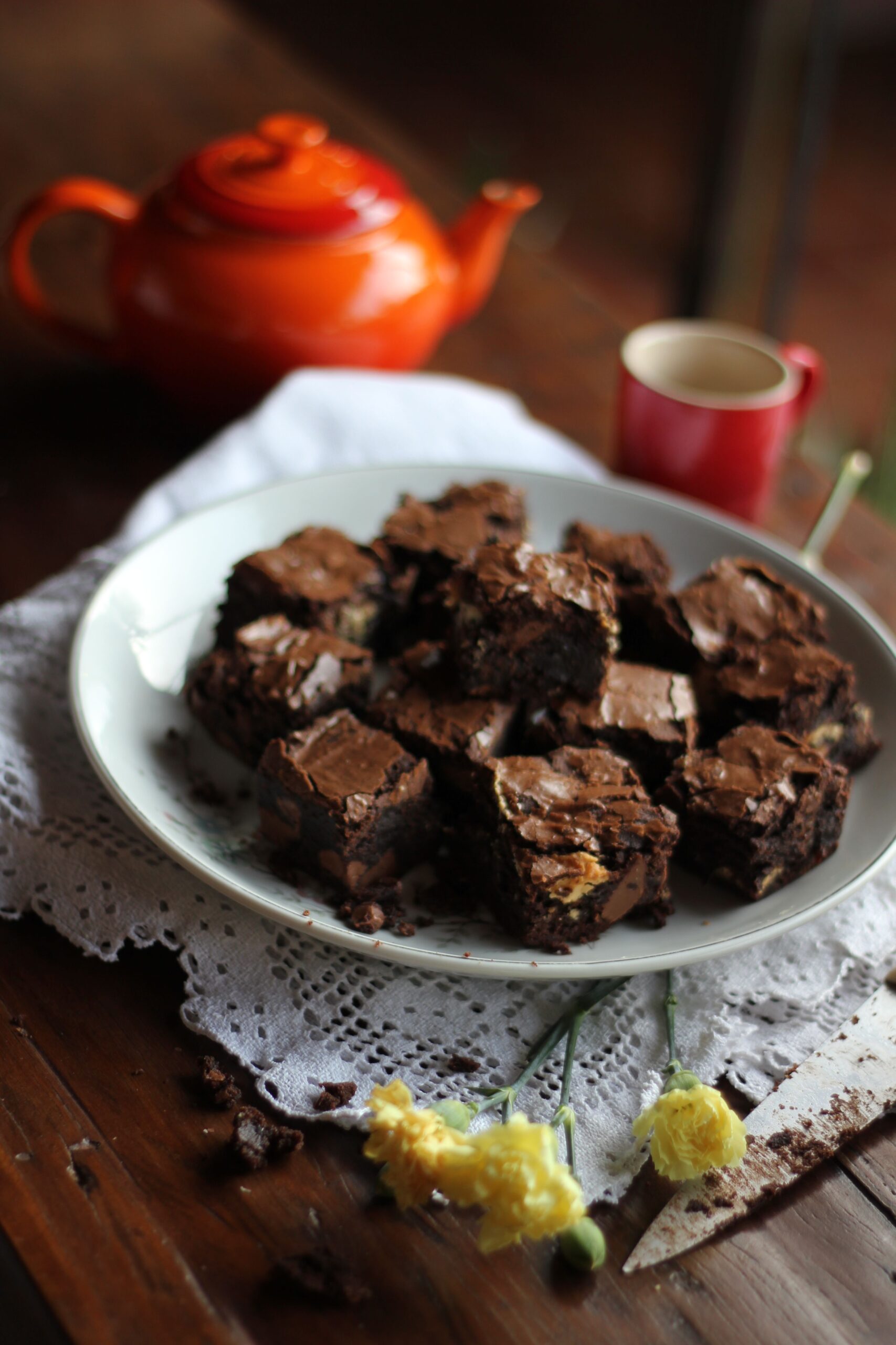Carrés de brownie fraîchement coupés, cœur fondant et brillant, sur une ardoise noire