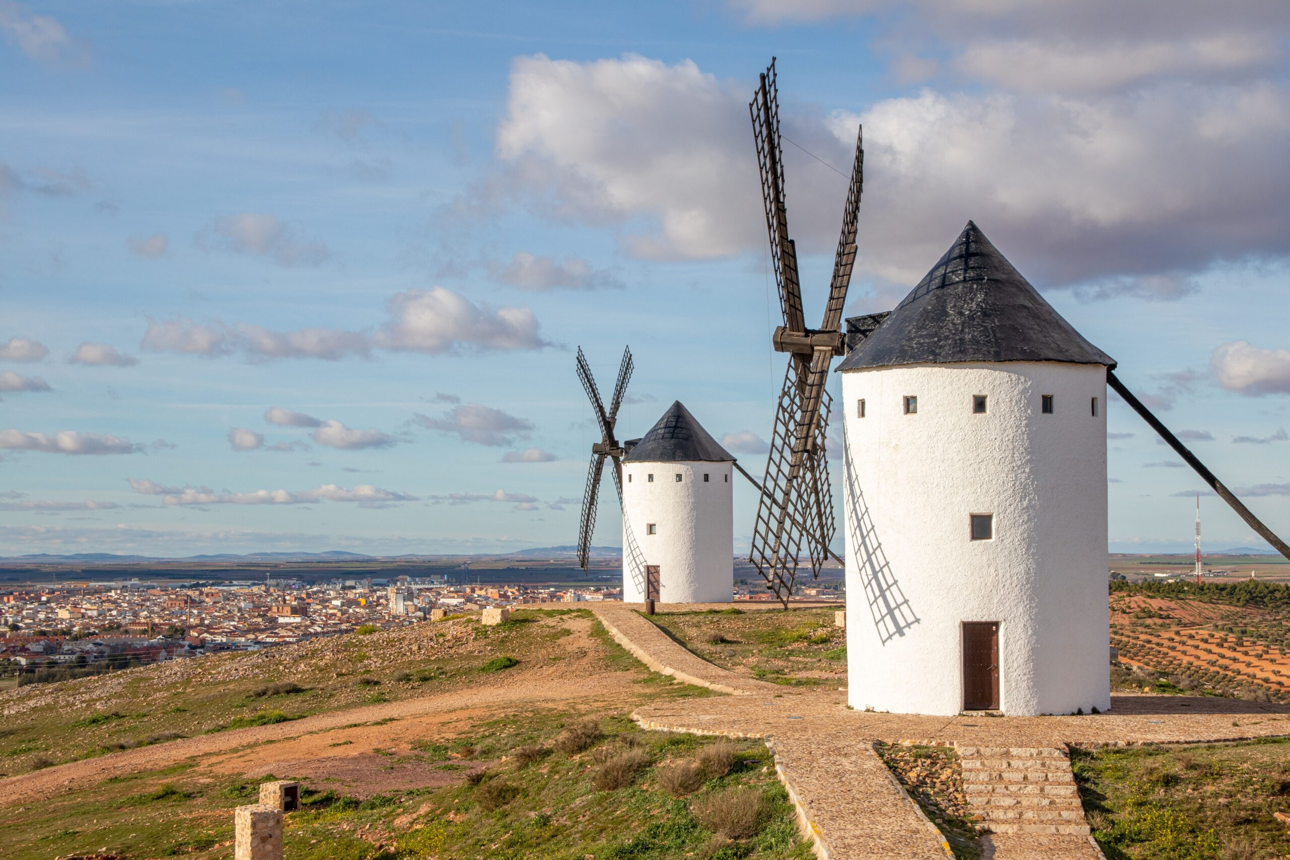 Plaine de Castille-La Manche avec moulins à vent traditionnels à l'horizon