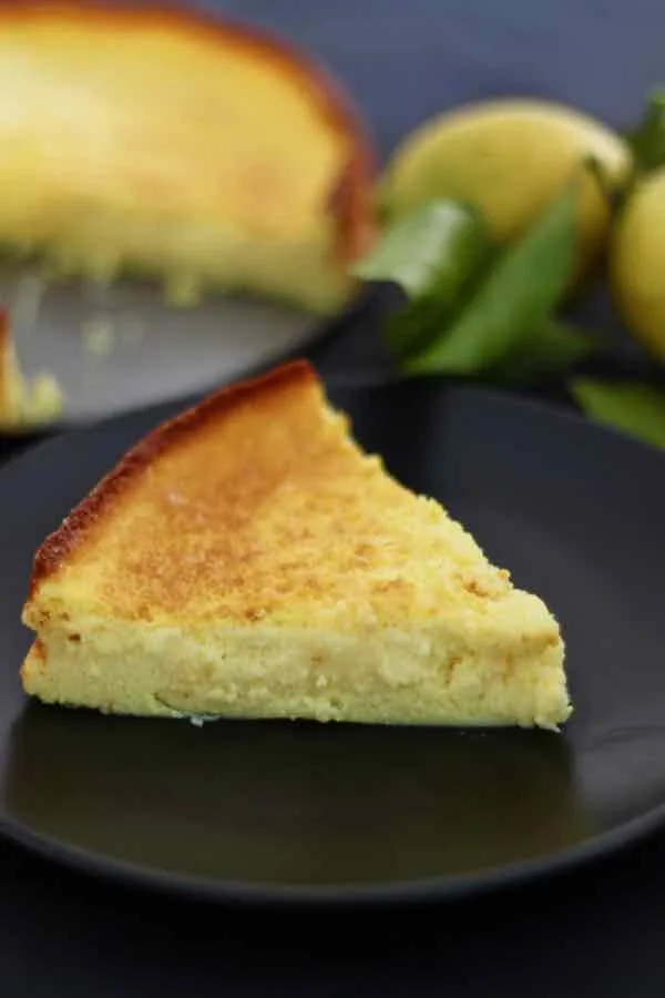 Fiadone tranché révélant une texture dense et dorée avec zeste de citron