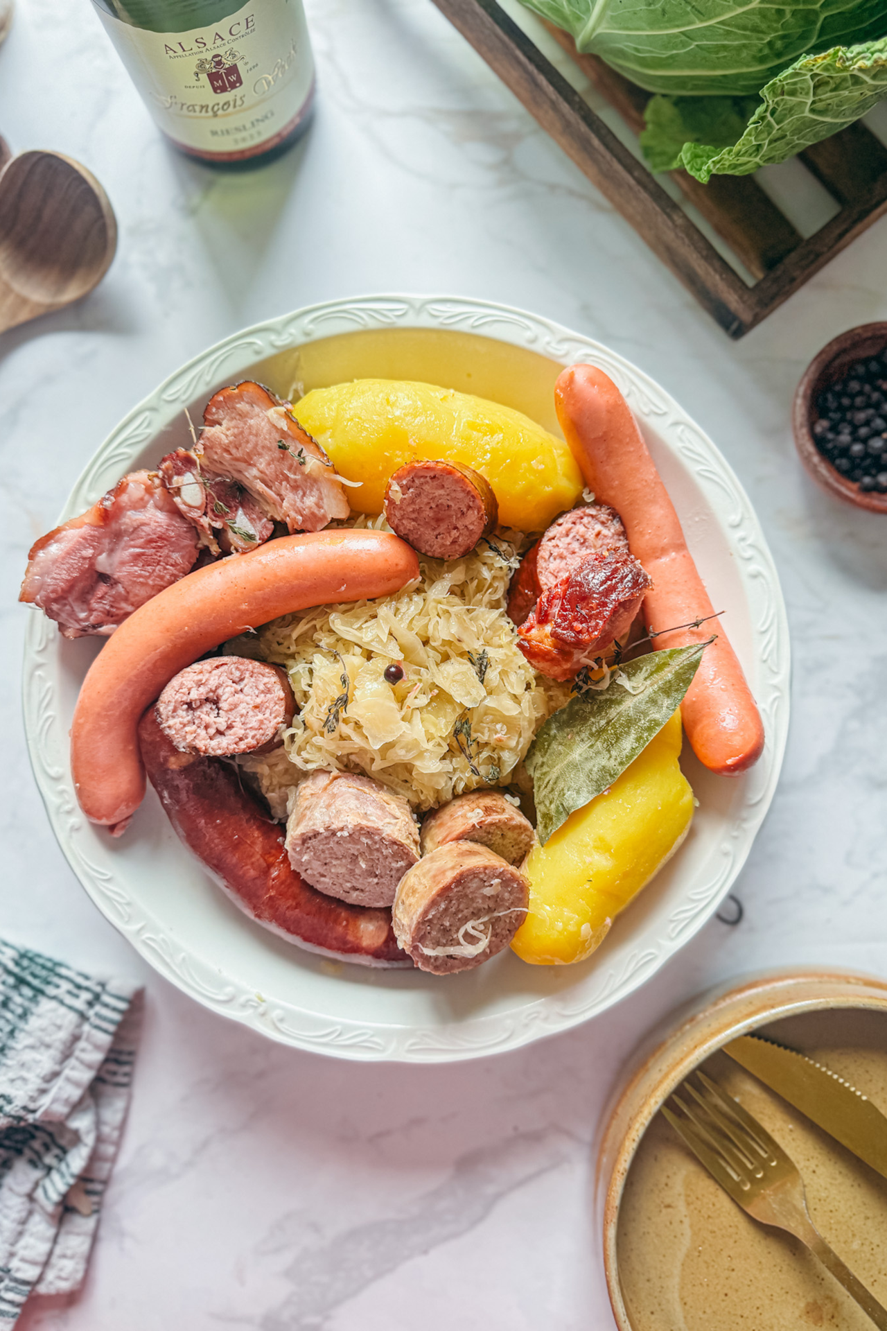 Choucroute alsacienne dressée avec charcuteries variées et pommes de terre