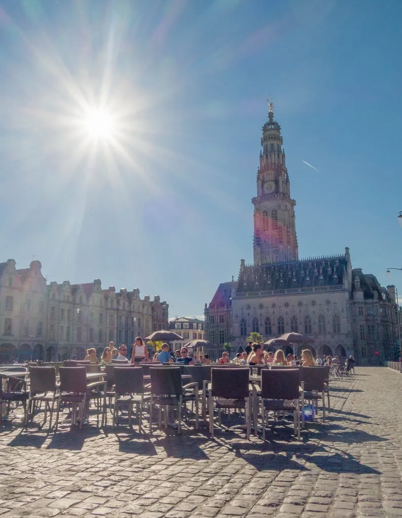 Place typique des Hauts-de-France avec beffroi flamand