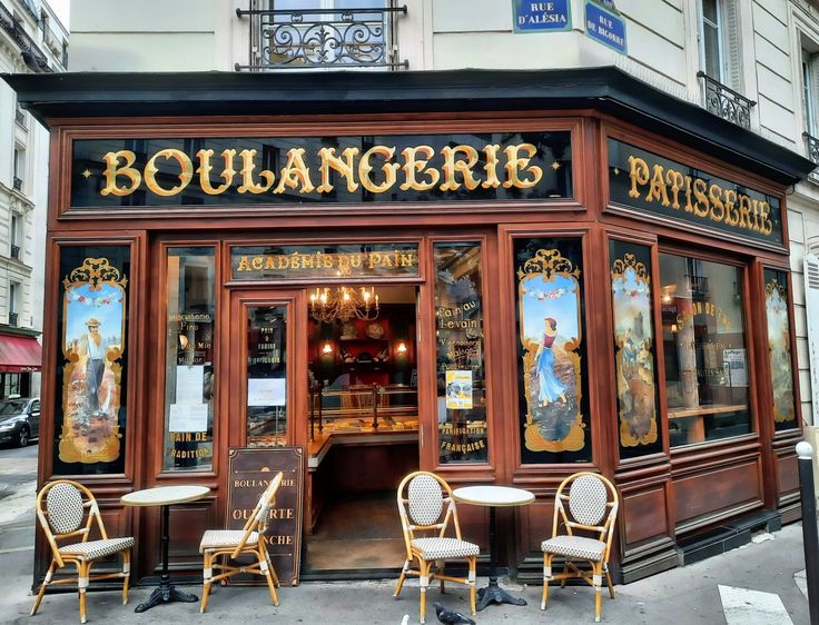 Vitrine d’une pâtisserie parisienne traditionnelle à la façade ancienne