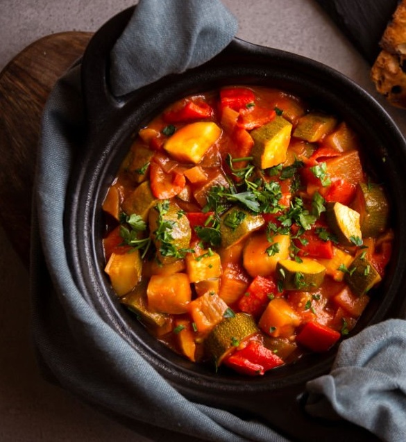 Ratatouille mijotée traditionnellement, légumes fondus mélangés en cocotte
