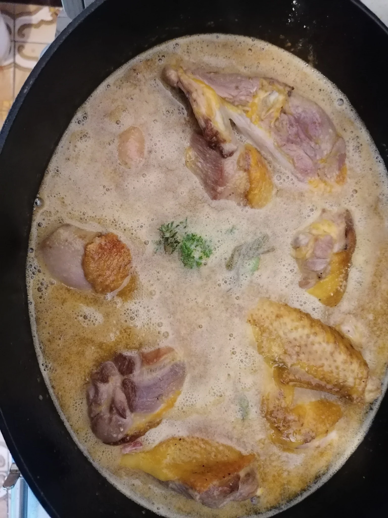 Poulet doré dans une cocotte, déglacé au cidre du Pays d’Othe