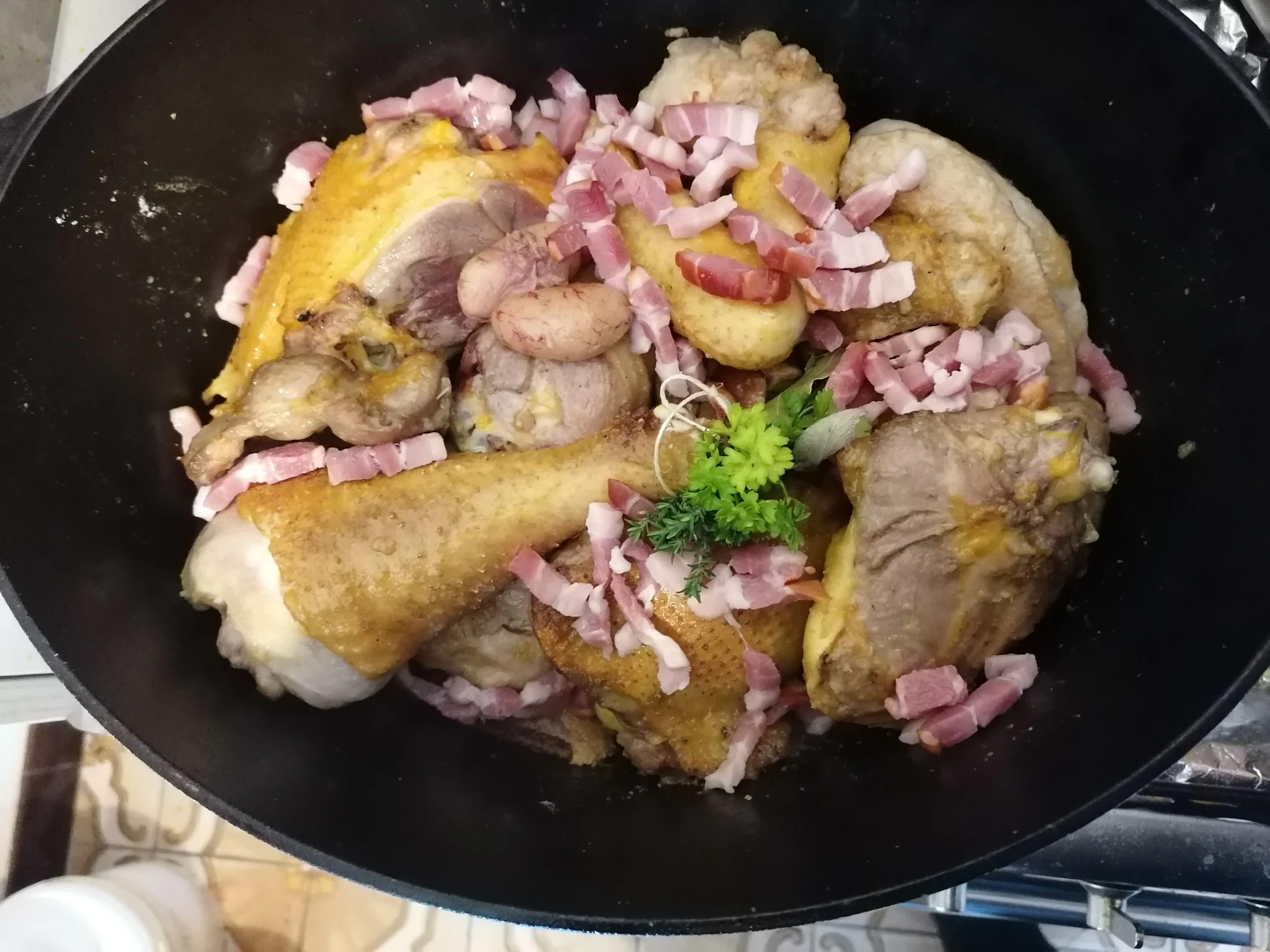 Coq au cidre du Pays d’Othe servi dans un plat, sauce crémeuse et morceaux de pomme fondante