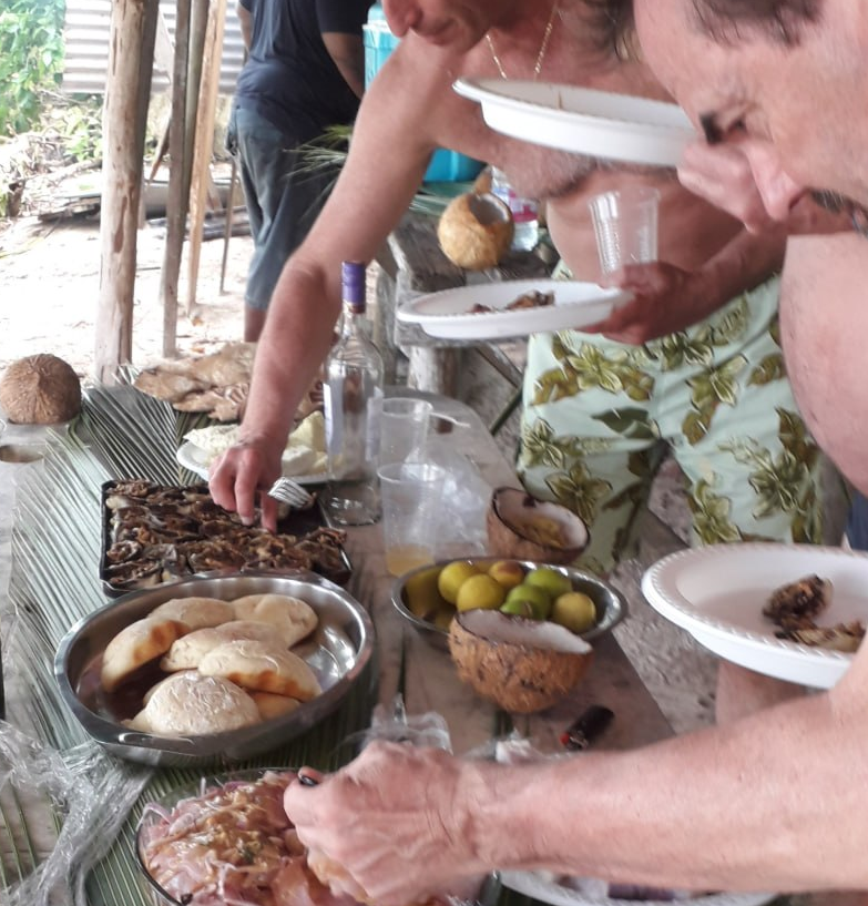 Repas convivial partagé entre plusieurs personnes autour d’une table