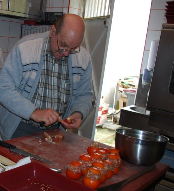 Yves en train de cuisiner, ambiance chaleureuse et conviviale