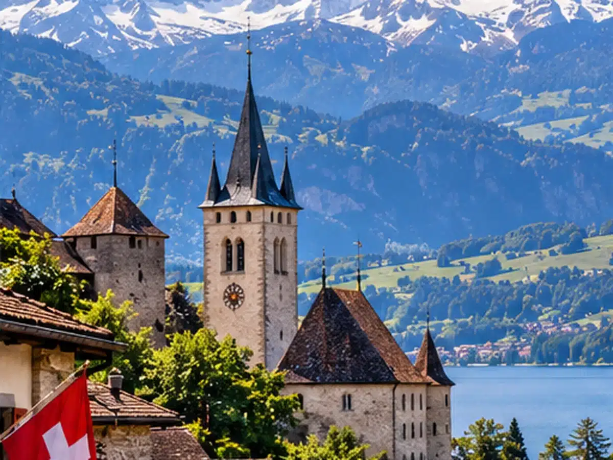 Illustration d’ambiance d’un village suisse au pied des Alpes, avec architecture traditionnelle et paysage montagneux.