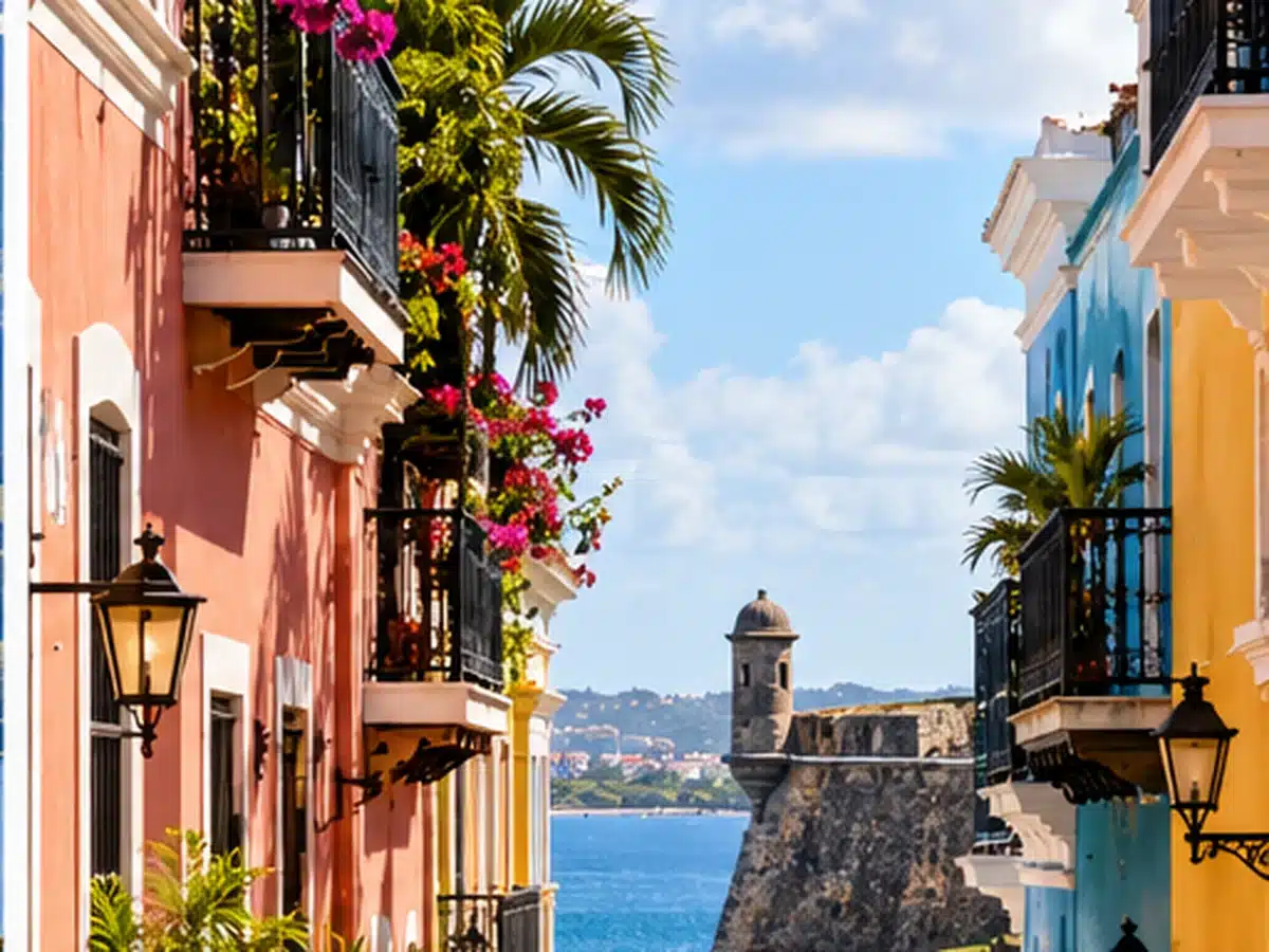 Illustration d’ambiance d’une rue colorée de San Juan, à Porto Rico, avec architecture caribéenne et lumière tropicale.